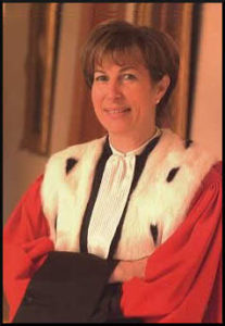 Portrait de Béatrice Brenneur en costume de président de chambre à la cour d'appel